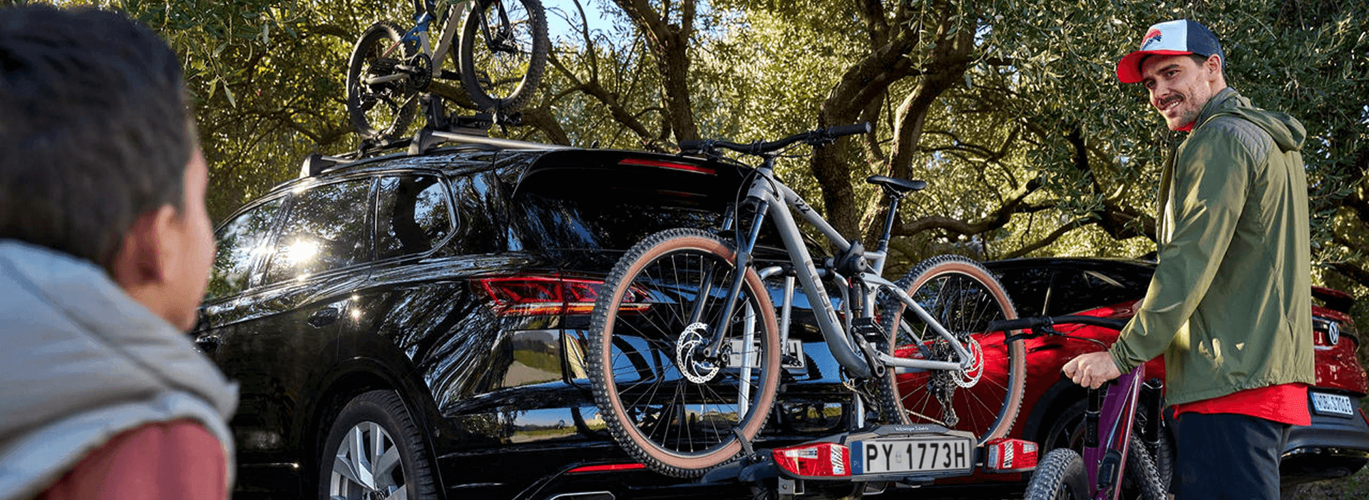 Stylowy samochód w lesie z rowerem górskim.