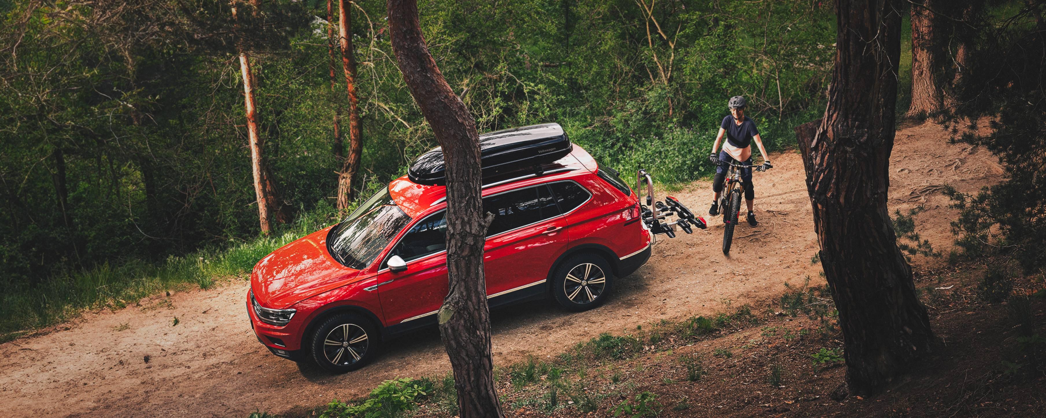 Stylowy samochód w lesie z rowerem górskim.